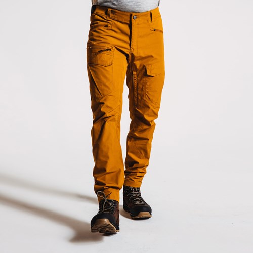 En person if&#248;rt gule bukser.