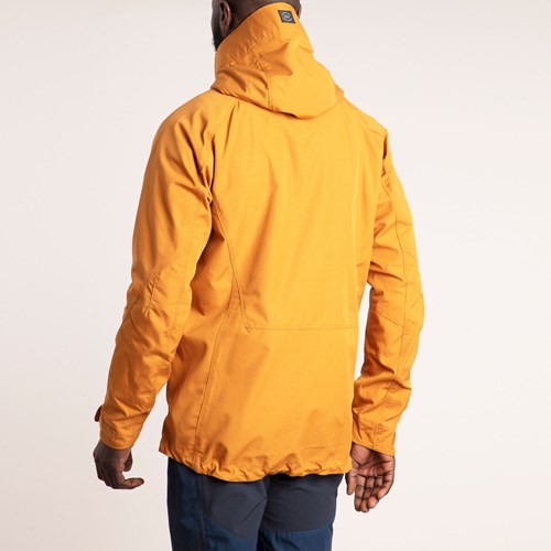 En person if&#248;rt en gul jakke.