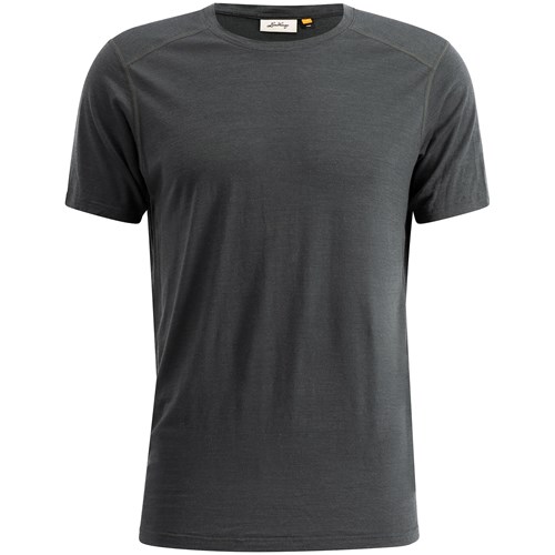 En svart T-shirt med vit bakgrund.