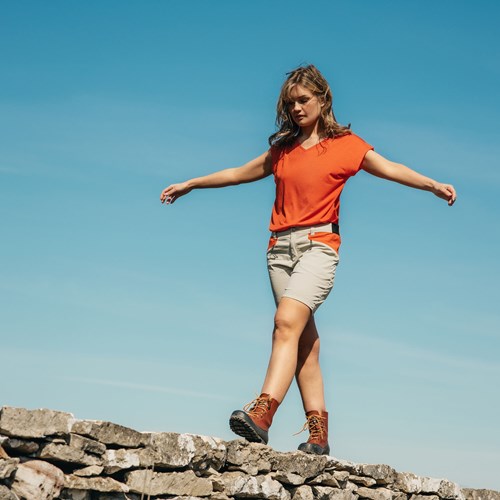 Een vrouw die op een rots staat.